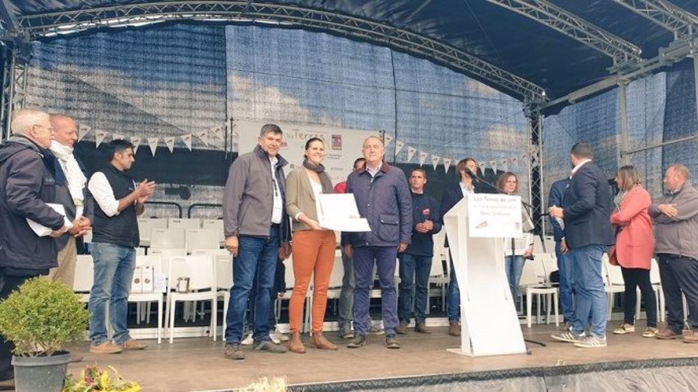  Étienne d'Hautefeuille, Franck Dumoutier et Marion Quenton se sont vus décerner le titre de Graines d'agriculteurs 2019 le 9 septembre en Haute-Loire à Terres de Jim. (©Terres Innovantes)