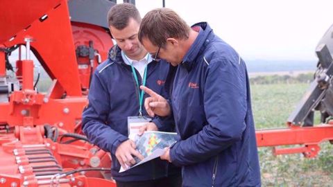 Guillaume Canard (à gauche), animateur be Api pour la région Est, et Benoît Kennel (à droite), agriculteur en Moselle. (©Terre-net Média)