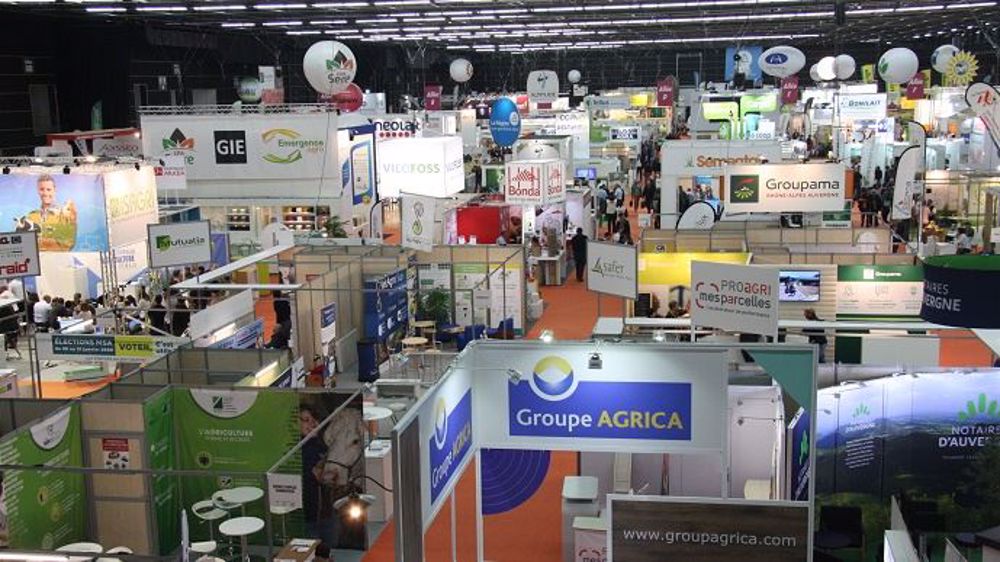 Les entreprises qui fournissent ou accompagnent les éleveurs sont toujours aussi présentes au Sommet de l'élevage, malgré les difficultés économiques de certaines filières. (©Terre-net Média)