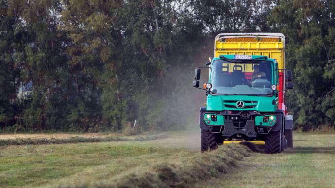 Mercedes Unimog récolte du fourrage