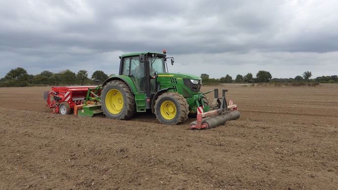 Semis de prairie sous couvert à l'aide d'un semoir double caisson