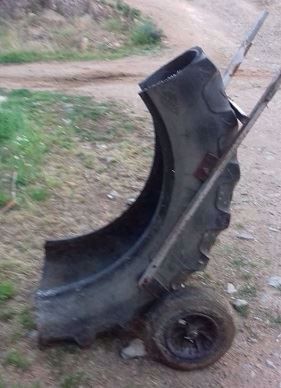 Pneu de tracteur recyclé en brouette