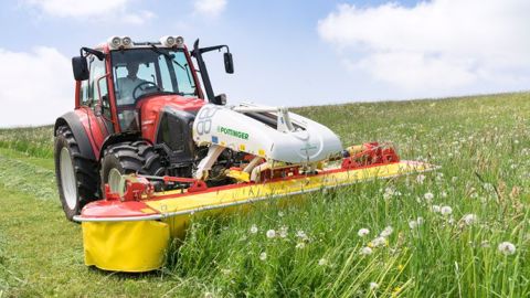 La suspension Alpha Motion assure un suivi du sol irréprochable quelle que soit la déclivité du terrain et garantit la qualité du fourrage. (©Pöttinger) La suspension Alpha Motion assure un suivi du sol irréprochable quelle que soit la déclivité du terrain et garantit la qualité du fourrage. (©Pöttinger)