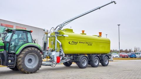 La citerne de transfert Fliegl bénéficie d'un bras de pompage et d'un cône de reprise. (©Fliegl) La citerne de transfert Fliegl bénéficie d'un bras de pompage et d'un cône de reprise. (©Fliegl)