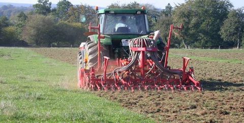 Ressemis de prairie avec destruction mécanique du couvert