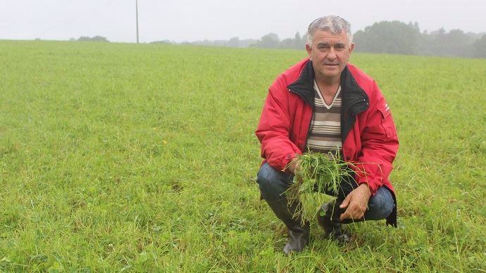 Pascal Roux, agriculteur en Loire Atlantique dans ses prairies semées à la volée