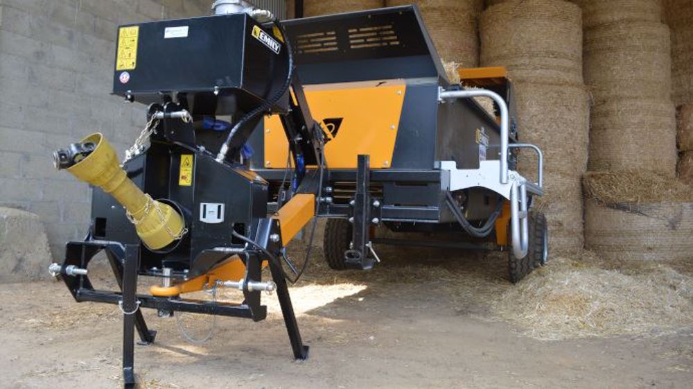 Emily sépare la centrale hydraulique de la pailleuse pour gagner en polyvalence et en maniabilité. (©Emily)