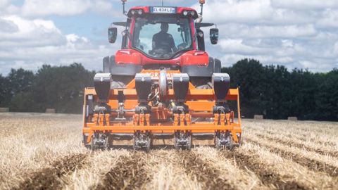 Le combiné de semis monograine Rotawin travaille uniquement la bande de semis et fissure le sol en profondeur. (©Agrowin International) Le combiné de semis monograine Rotawin travaille uniquement la bande de semis et fissure le sol en profondeur. (©Agrowin International)