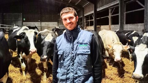 En modifiant ses pratiques de tarissement, Mathieu Carbonnet a fortement réduit les problèmes de non-délivrances. Son objectif maintenant : faire vieillir les vaches. En modifiant ses pratiques de tarissement, Mathieu Carbonnet a fortement réduit les problèmes de non-délivrances. Son objectif maintenant : faire vieillir les vaches.