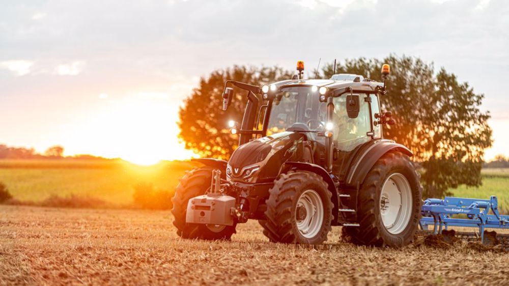 Valtra fournit le tracteur du Tour de France des agriculteurs d'aujourd'hui, son G 135 Versu. (©Valtra)
