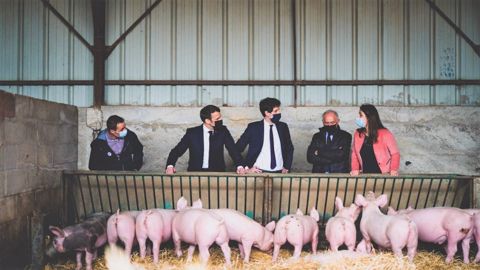 Sur le terrain, le président vient saluer le travail des agriculteurs