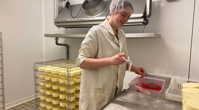 Adèle en plein salage des camembert