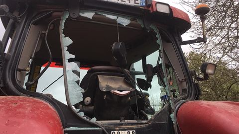 La vitre arrière du tracteur n'a pas résisté à la projection d'une pierre lors de la fauche d'herbe. (©Vincent D) La vitre arrière du tracteur n'a pas résisté à la projection d'une pierre lors de la fauche d'herbe. (©Vincent D)