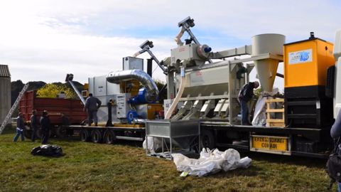 Un camion toasteur se déplace pour réaliser le toastage de la féverole directement à la ferme. (©Protecow) Un camion toasteur se déplace pour réaliser le toastage de la féverole directement à la ferme. (©Protecow)