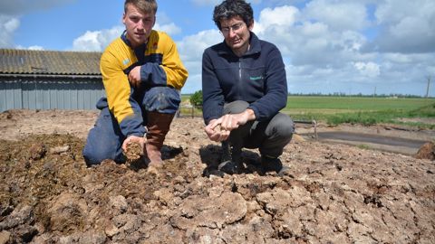 Vincent Groizleau (à gauche) a testé une nouvelle couverture pour son silo de maïs : les céréales aliplusées. Un mélange conçu par Samuel Michaud (à droite) totalement hermétique et comestible par le troupeau. (©Terre-net Média) Vincent Groizleau (à gauche) a testé une nouvelle couverture pour son silo de maïs : les céréales aliplusées. Un mélange conçu par Samuel Michaud (à droite) totalement hermétique et comestible par le troupeau. (©Terre-net Média)