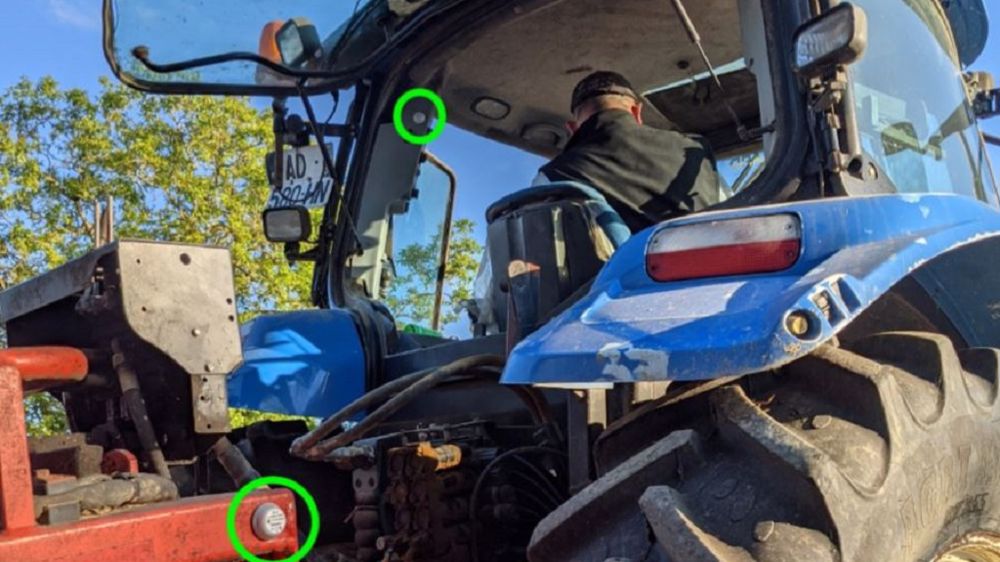 En disposant un boitier sur chaque matériel, l'agriculteur aura une idée complète du temps passé sur chaque outil et dans chaque atelier. (©Aptimiz)