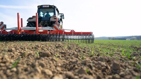 Grâce au rachat de son compatriote CFS, l'autrichien Pöttinger se lance cet été dans le désherbage mécanique, en proposant différents modèles de bineuses, houes rotatives et herses étrille. (©Pöttinger) Grâce au rachat de son compatriote CFS, l'autrichien Pöttinger se lance cet été dans le désherbage mécanique, en proposant différents modèles de bineuses, houes rotatives et herses étrille. (©Pöttinger)