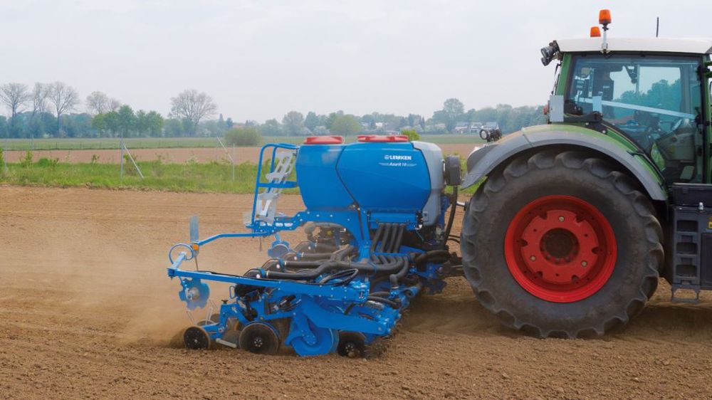 La version 10 de l'Azurit sème aussi le soja, le tournesol et les micro-granulés. (©Lemken)