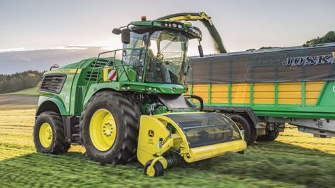 Les deux nouvelles ensileuses John Deere 9500 et 9600 développent respectivement 710 et 760 ch. (©John Deere) Les deux nouvelles ensileuses John Deere 9500 et 9600 développent respectivement 710 et 760 ch. (©John Deere)