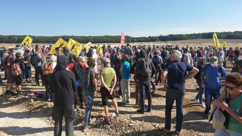 Des opposants aux « méga-bassines » stoppent un chantier dans les Deux-Sèvres