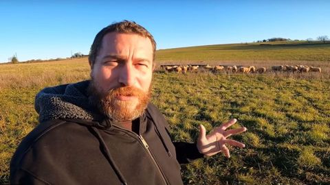 Gilles VK réfléchit à réintroduire l'élevage sur son exploitation
