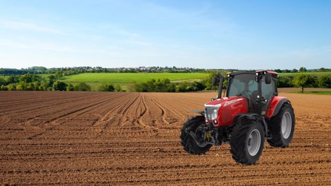Le McCormick X6.4 est un tracteur polyvalent, que ce soit au chargeur ou dans les champs. (Photomontage Terre-net Média, ©AdobeStock, Argo Tractors)