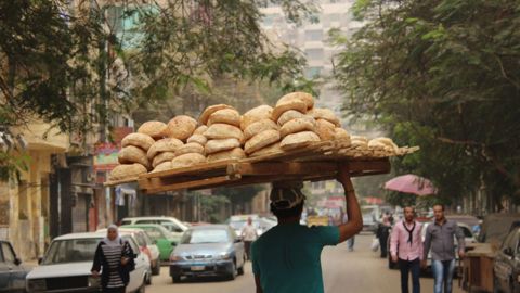 Les autorités égyptiennes ont décidé pour la première fois d'encadrer le tarif du pain non subventionné, en forte hausse (©Mohanad5ayman, 2013, Bread man, Wikimedia commons, CC BY-SA 4.0)