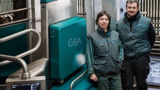 « Si elles veulent sortir elles sortent, si elles ont faim elles mangent… Si elles ont envie d’être traites, elles se font traire. » Selon Angélique, « c’est même mieux qu’en salle de traite car elles n’ont pas à attendre 2-3 h dans un parc d’attente. » (©GEA) « Si elles veulent sortir elles sortent, si elles ont faim elles mangent… Si elles ont envie d’être traites, elles se font traire. » Selon Angélique, « c’est même mieux qu’en salle de traite car elles n’ont pas à attendre 2-3 h dans un parc d’attente. » (©GEA)