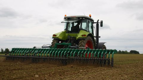 Pour démarrer, il est préférable de réaliser son désherbage à l’aveugle à la houe rotative (photo) plutôt qu’à la herse étrille : c’est plus facile et plus rapide. (©Terre-net Média)