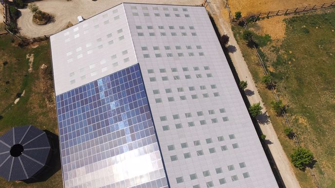Est-il pertinent de monter des panneaux solaires sur un bâtiment d'élevage ? Est-ce rentable ? Ce livre blanc vous donne quelques éléments de réponse. (©Terre-net Média)
