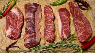Au-delà de l'alimentation, la race, l'âge de l'animal, son sexe ou encore les différents modes de consommation influent sur le goût, et la qualité nutritionnelle de la viande. (© Pixabay) Au-delà de l'alimentation, la race, l'âge de l'animal, son sexe ou encore les différents modes de consommation influent sur le goût, et la qualité nutritionnelle de la viande. (© Pixabay)