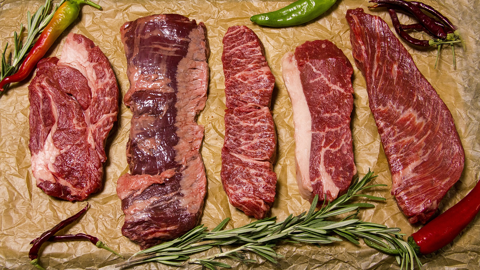Au-delà de l'alimentation, la race, l'âge de l'animal, son sexe ou encore les différents modes de consommation influent sur le goût, et la qualité nutritionnelle de la viande. (© Pixabay) Au-delà de l'alimentation, la race, l'âge de l'animal, son sexe ou encore les différents modes de consommation influent sur le goût, et la qualité nutritionnelle de la viande. (© Pixabay)