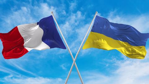 Emmanuel Macron et Volodomyr Zelensky ont échangé au téléphone ce mardi, au lendemain du retrait russe de l'accord sur les exports de céréales ukrainiennes (©AdobeStock)