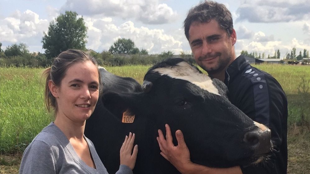 Edwige et Mickaël élèvent 60 vaches laitières Prim'holsteins et Jersiaises sur 100 ha. (©Ferme de l'Airvaudais)