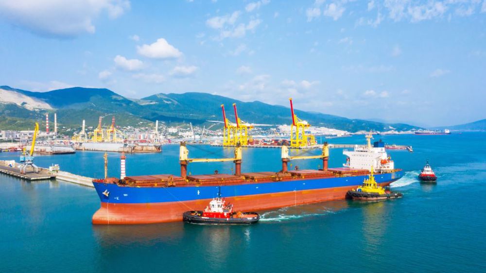 La Russie a fixé à 25,5 Mt son quota d'exportation de céréales entre le 15 février et le 30 juin 2023, contre 11 Mt l'an dernier sur la même période. (©miklyxa, <a href="https://stock.adobe.com/fr/images/industrial-seaport-novorossiysk-top-view-bulk-carrier-multipurpose-or-general-cargo-enters-the-port-using-tugs/465037662?prev_url=detail" target="_blank">AdobeStock</a>)