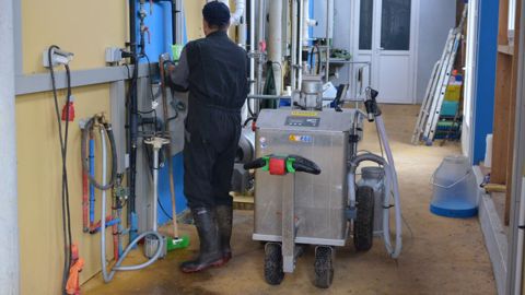 Les prix d’un taxi-lait peuvent osciller entre 100 € pour les simples cuves fixées sur un chariot à 9 000 € pour les modèles les plus récents et sophistiqués. (©Antoine Humeau)