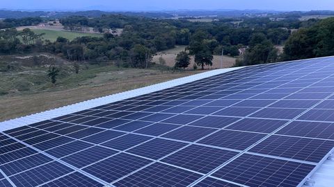 Selon Régis Garnier de la BTE, « la question du photovoltaïque mérite d'être posée pour toute toiture agricole ».<br />(©Mathieu Bonnehon-FranceAgriTwittos) Selon Régis Garnier de la BTE, « la question du photovoltaïque mérite d'être posée pour toute toiture agricole ».<br />(©Mathieu Bonnehon-FranceAgriTwittos)