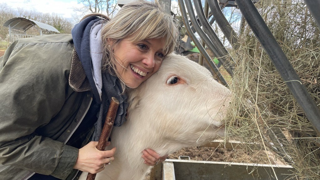 Delphine Laurent élève une quarantaine d'Aubrac et Charolaises sur 65 ha et vient de publier son premier roman. (©Delphine Laurent) Delphine Laurent élève une quarantaine d'Aubrac et Charolaises sur 65 ha et vient de publier son premier roman. (©Delphine Laurent)