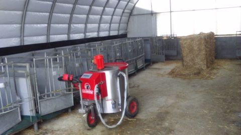 Taxi-lait pour nourrir les veaux sans porter les seaux de lait