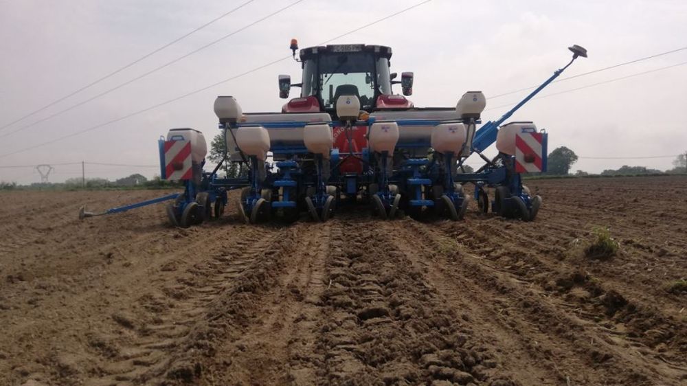 De nombreux chantiers de semis de maïs sont retardés par les pluies cette année. (©Bertrand Chevalier - FranceAgriTwittos)