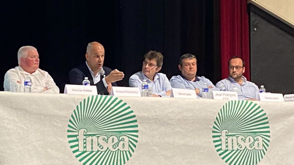 Le président de la FNSEA, Arnaud Rousseau, affichait la volonté de son syndicat de redonner à l'agriculture son rôle stratégique à l'AG de la FDSEA Loire le 17 avril dernier. (©Twitter FNSEA)