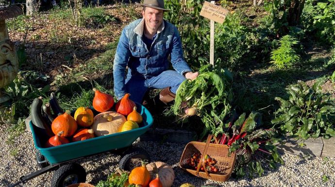 Alexis vit la semaine en ville et le week-end à la campagne où il cultive son potager et apprend des techniques au quotidien. (©Alexis Surre)