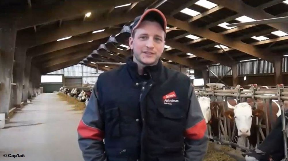 Rémi Chaudey est installé depuis le 1er janvier 2023 sur l'élevage familial de 120 vaches laitières. (©Cap'lait)