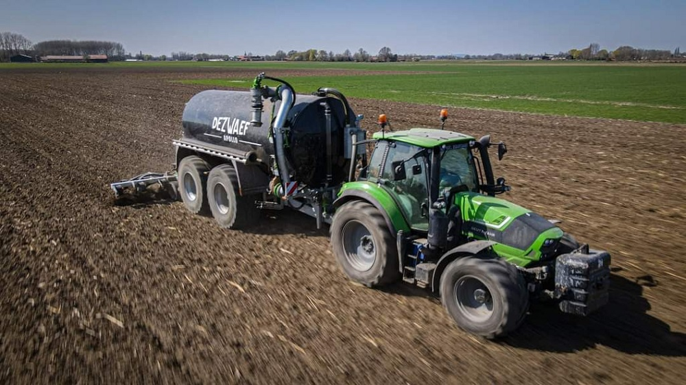 Les nouvelles générations de cuves à lisier sont plus onéreuses, mais permettent de limiter les déperditions d'azote. (© Antoine Peucelle)