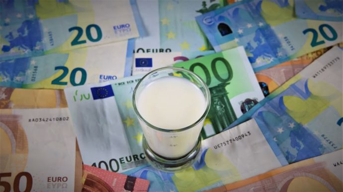 L'Observatoire des marchés du lait de la Commission européenne évalue à 466 €/t le prix moyen du lait cru payé au producteur dans l'UE (<a href="https://stock.adobe.com/fr/contributor/208612961/ralf?load_type=author&prev_url=detail" target="_self">©Ralf</a>, AdobeStock)