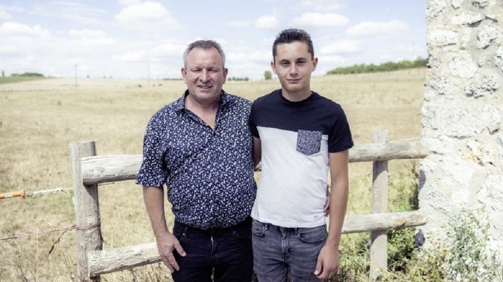 Stéphane Havé (à gauche) et Dorian (à droite) comptent parmi les premiers participants à l'émission de M6 "Aidons nos fermes".
