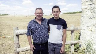 Stéphane Havé (à gauche) et Dorian (à droite) comptent parmi les premiers participants à l'émission de M6 "Aidons nos fermes". Stéphane Havé (à gauche) et Dorian (à droite) comptent parmi les premiers participants à l'émission de M6 "Aidons nos fermes".