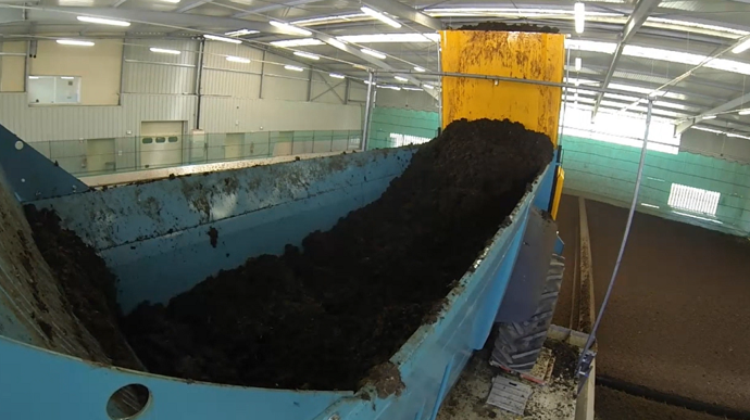 Le sytème MAVIC Access-cible permet une répartition homogène du fumier dans le champ, en début comme en fin d'épandeur.