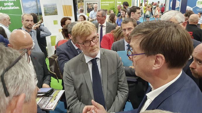 Marc Fesneau échange avec Sébastien Windsor, président des Chambres d'agriculture France, dans les allées du Space, lors de sa visite inaugurale de l'édition 2023, le 12 septembre à Rennes.