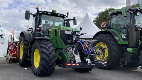 Le Tract'Moi peut se fixer à l'avant de n'importe quel tracteur. Le Tract'Moi peut se fixer à l'avant de n'importe quel tracteur.